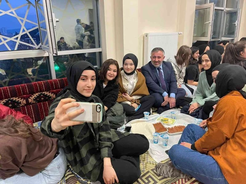 AK Parti yeni seçmenle bir araya geldi
