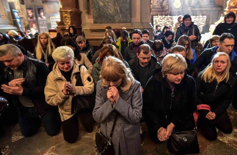 Ukraynalı askerin cenazesini diz çökerek uğurladılar
