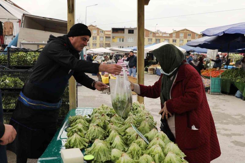 Belediye tezgahında marul 5 lira
