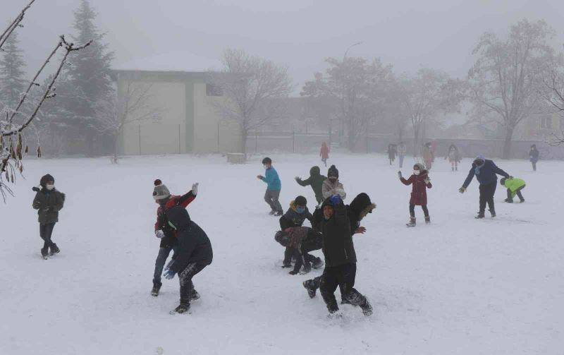Kar yağışının etkili olduğu Bayburt’ta eğitime 1 gün süreyle ara verildi
