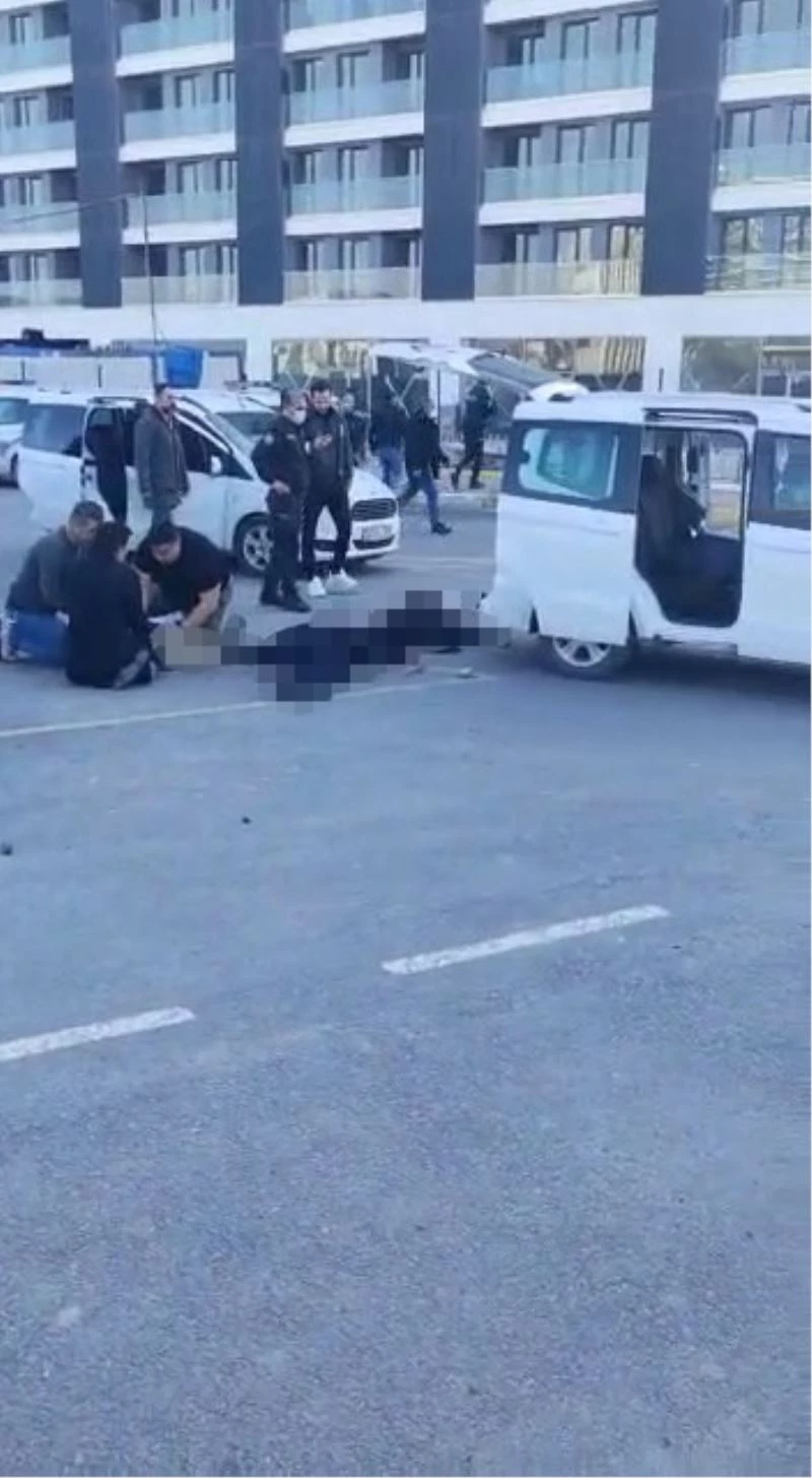 Küçükçekmece Adliyesi önünde 2 taraf arasında çıkan silahlı çatışmada 3 kişi hayatını kaybederken 3 kişi ise yaralandı. Polis ekipleri olaya ilişkin geniş kapsamlı çalışma başlattı.
