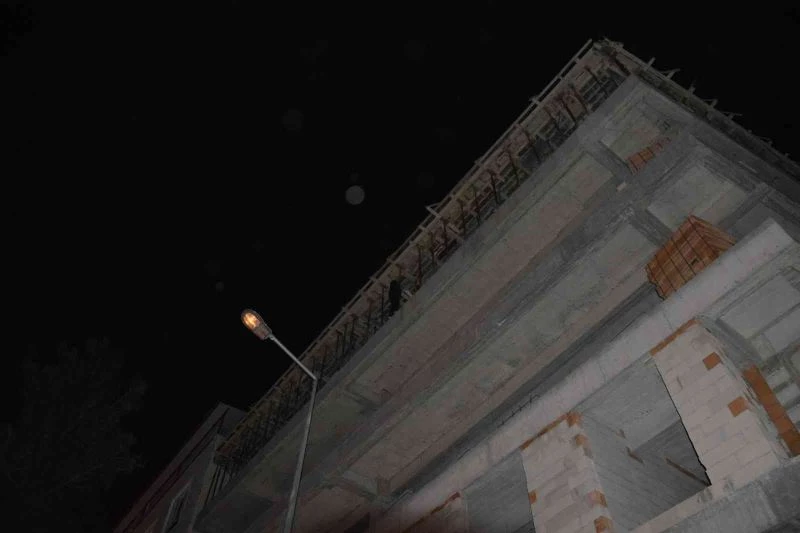 Eşinden boşanınca beş katlı inşaata çıkan adam ekipleri alarma geçirdi
