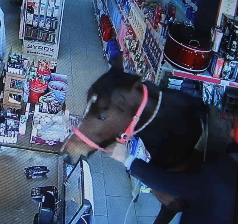 Hırsızın çaldığı atla markete daldığı anlar kamerada
