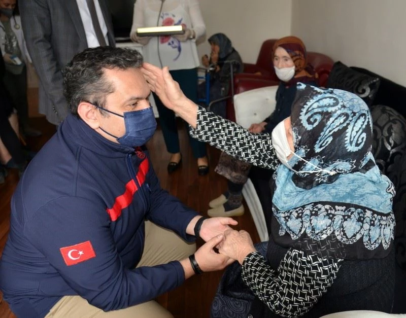 Sağlıkçılardan Maide Bolel Huzurevine ziyaret
