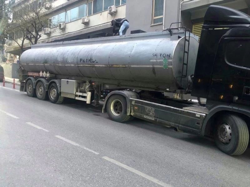 Sokak ortasındaki tankerde 26 ton kaçak akaryakıt ele geçirildi
