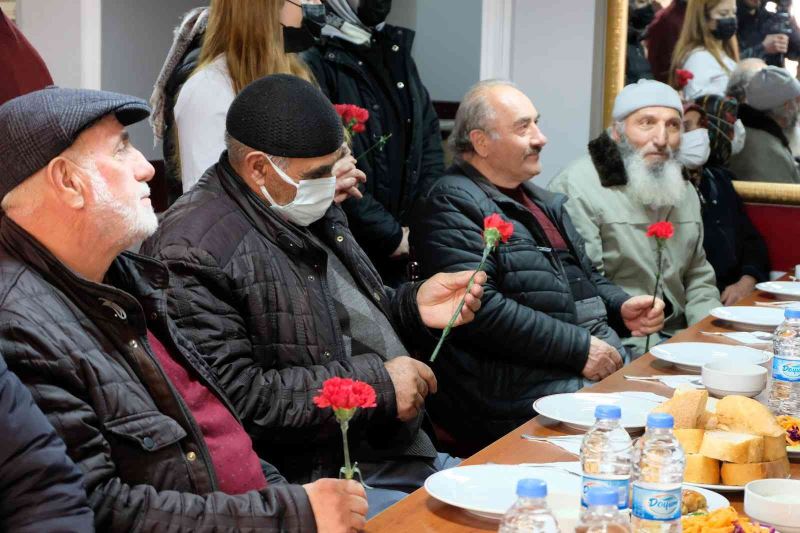 Üniversiteli gençler yaşlılara vefa borcunu yemekle ödedi
