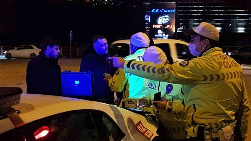 Kazaya karıştı, şoförün kendisi olmadığını iddia etti, alkolmetreyi üflemeyi reddetti
