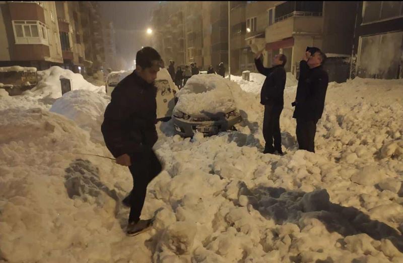 Çatışan düşen kar kütlesi 3 aracı kullanılamaz hale getirdi
