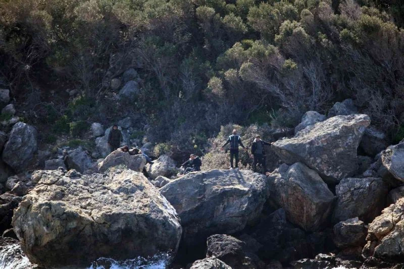 Yunanlıların ölüme ittiği göçmenlerin botu karaya sürüklendi
