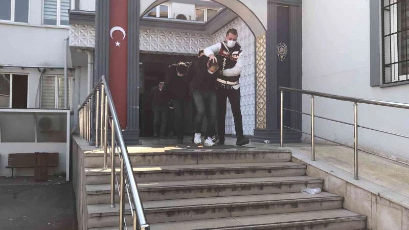 Bursa’da mazgal ve rögar kapağı hırsızları yakayı ele verdi
