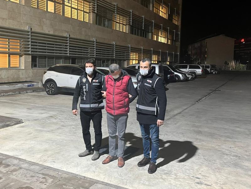 Interpol tarafından aranan suç örgütü lideri Antalya’da yakalandı
