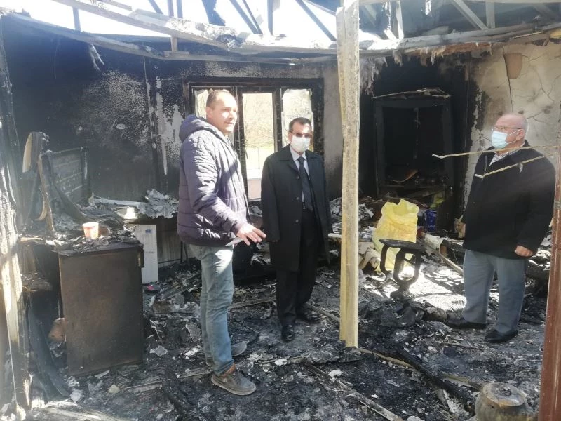 Kaymakam Gürdal evi yanan aileyi ziyaret etti
