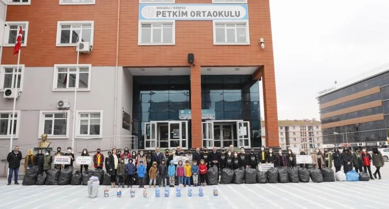 Bir günde bin 700 pet şişe topladılar
