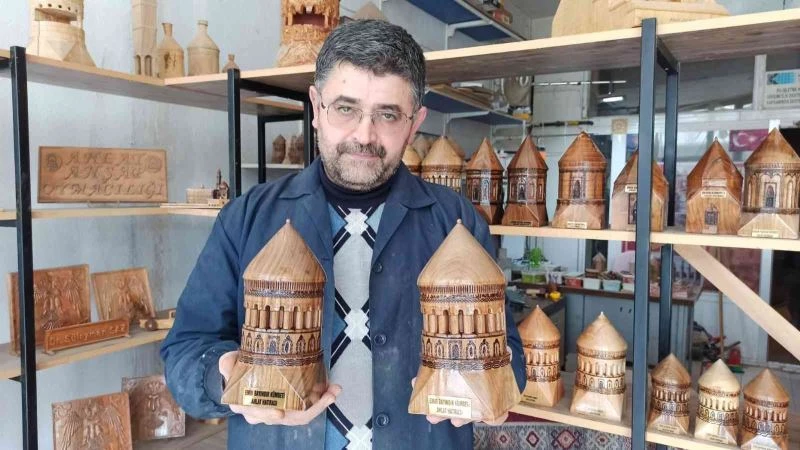 Memleketini 32 yıldır  yaptığı maketlerle tanıtıyor