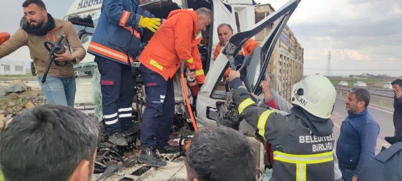Karton gibi katlanan TIR’dan şoför yaralı kurtuldu
