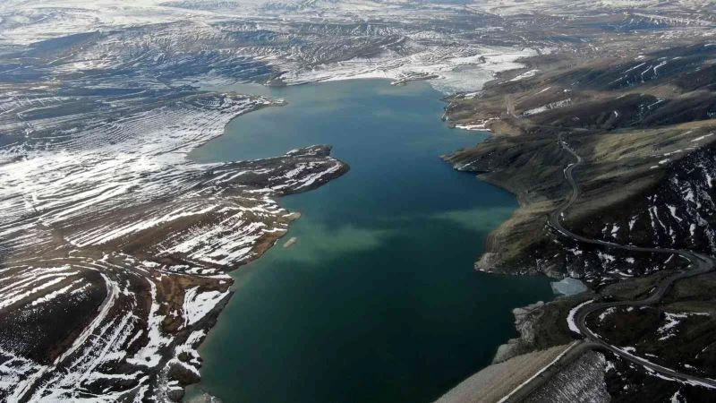 Kuruyan barajda yürüyorlardı, eriyen karlarla yeniden su tuttu
