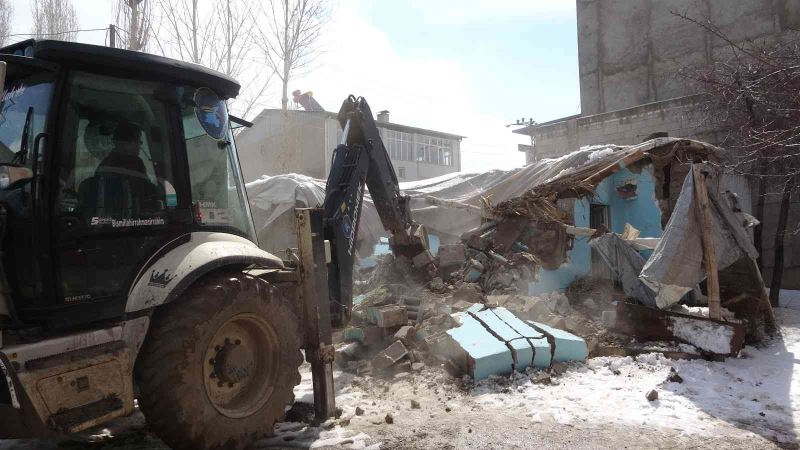 Van’da göçmenlerin kaldığı ‘şok ev’ yıktırıldı
