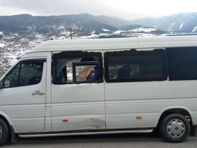 Köy minibüsünün üzerine kayalar düştü: 2 yaralı
