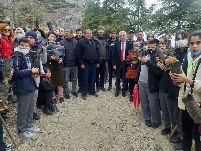 Kırkağaç’ta 176 fidan toprakla buluştu
