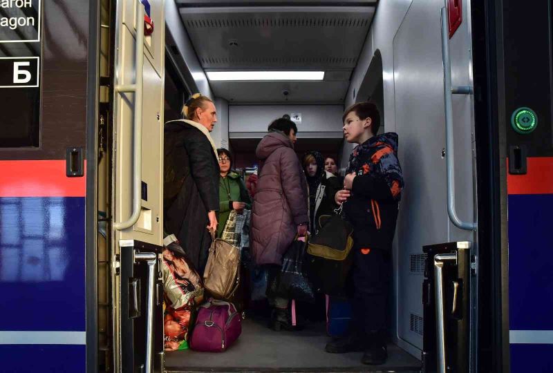 Ukraynalılar kapasitesini aşan trenlerle Polonya’ya göç ediyor

