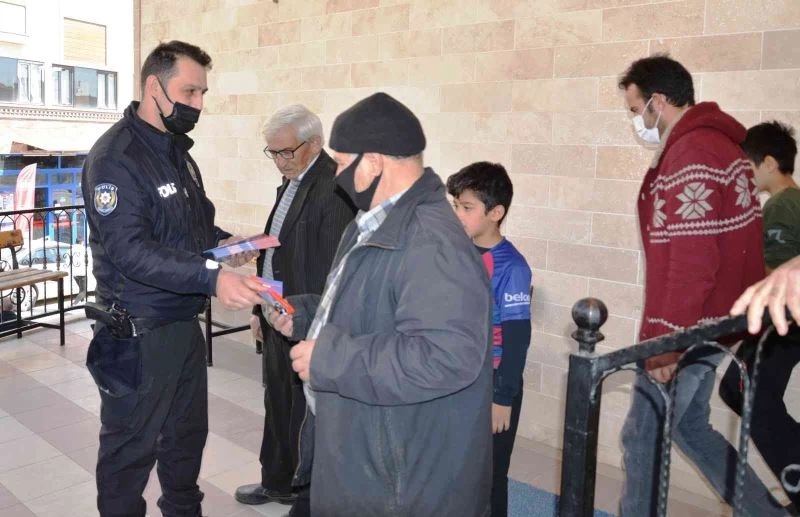 Polisten dolandırıcılara karşı broşürlü uyarı
