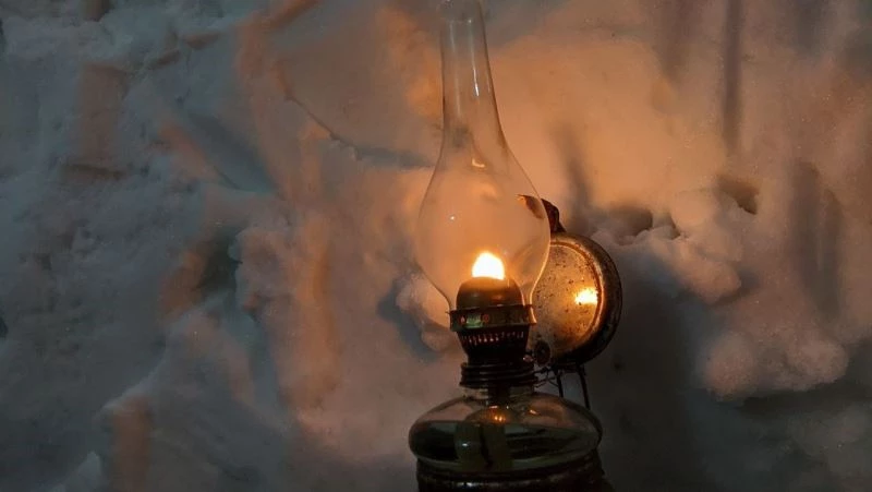 Köyde iglo ev yaptılar, içinde gaz lambası ışığında çay demlediler
