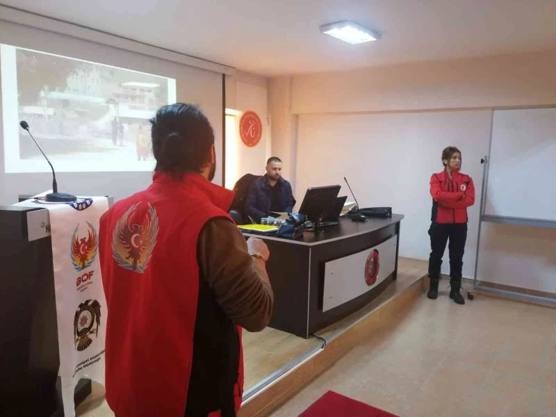 Avanos Güzel Sanatlar MYO Öğrencilerine ’Gençlik ve Güvenli Gelecek’ eğitimi verildi
