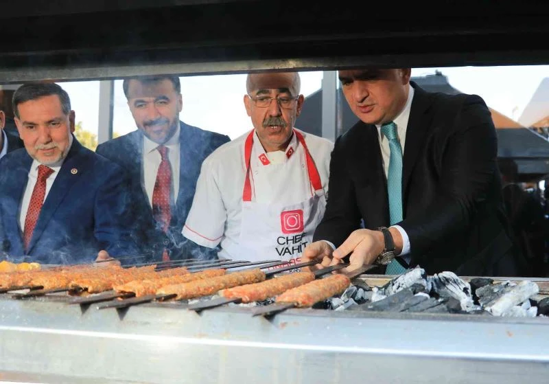 Bakan Ersoy: “Portakal Çiçeği Karnavalına gelecek seneden itibaren destek vereceğiz”
