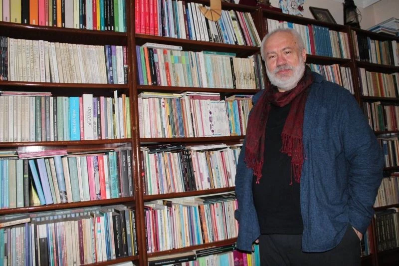 Evinde 4 tır dolusu kitap bulunan öğretim üyesinin yatağı bile kitaptan
