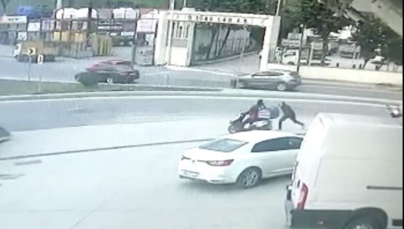 Kağıthane’de polisten kaçan torbacı motosikletli kuryenin tekmesiyle yakalandı
