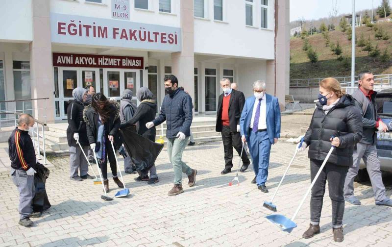 Hep birlikte kampüsü temizlediler
