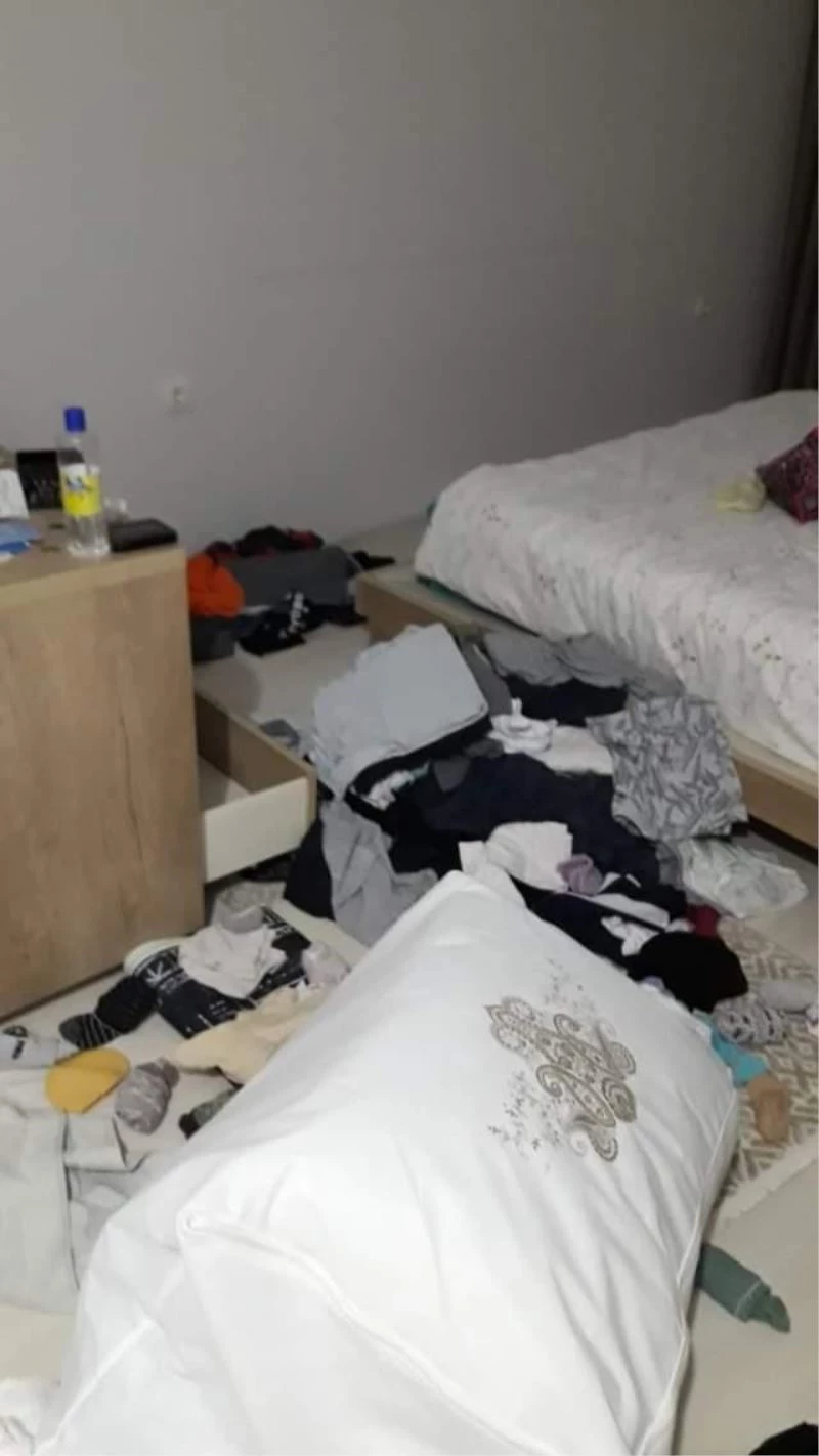 Büyükçekmece’de cama tırmanarak eve giren hırsızlar cep telefonu kamerasında
