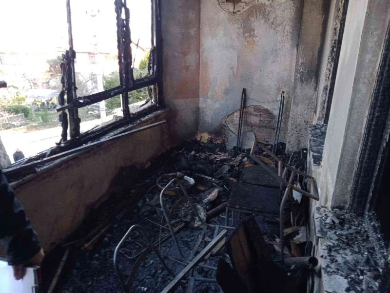 Çınarcık’ta apartman dairesi küle döndü
