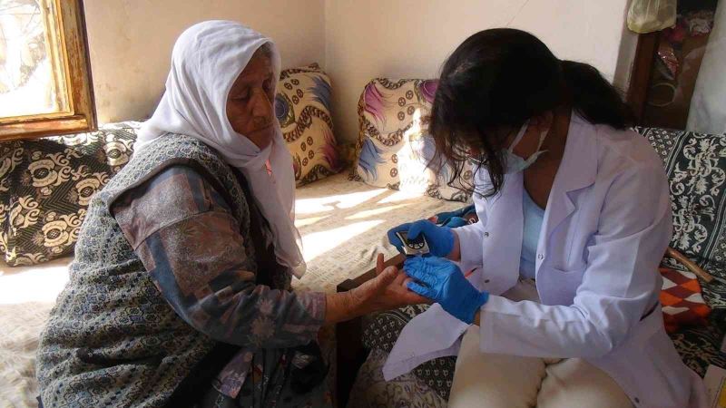 Geleceğin doktor adayları köylerde kapı kapı dolaşıp sağlık taraması yapıyor
