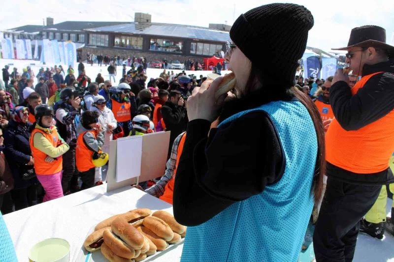 En fazla sucuk ekmeği yemek için yarıştılar
