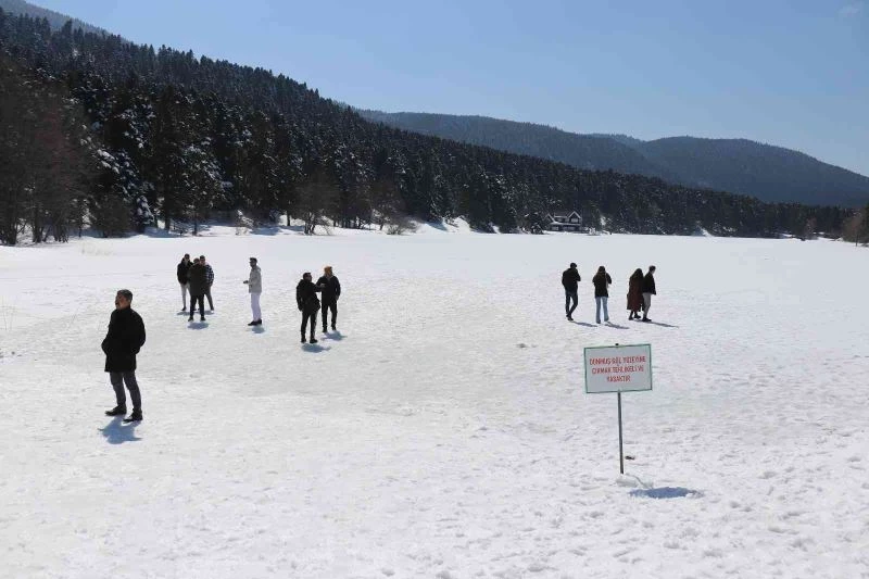 Güneşin kendisini gösterdiği Gölcük Tabiat Parkı’na tatilci akını
