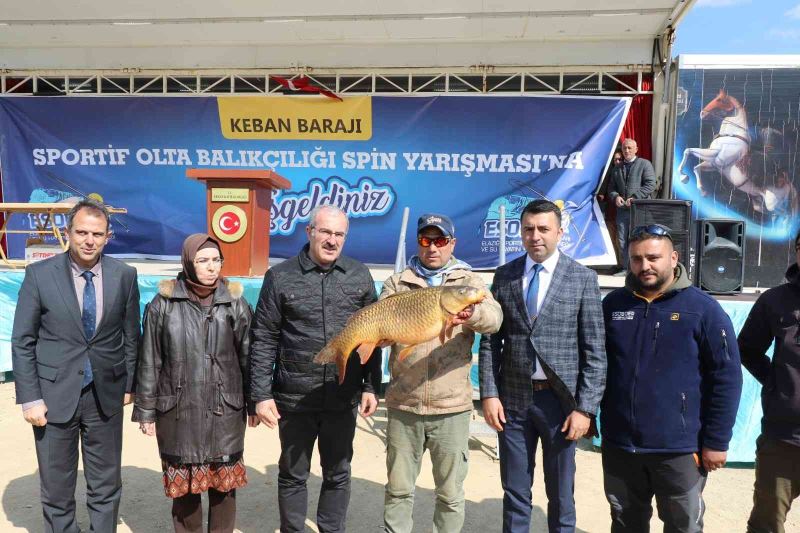 Balıkçılar en büyük balığı yakalamak için yarıştı
