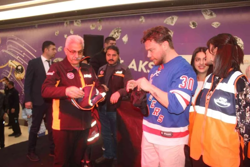 Şarkıcı Sinan Akçıl, AFAD gönüllüsü oldu
