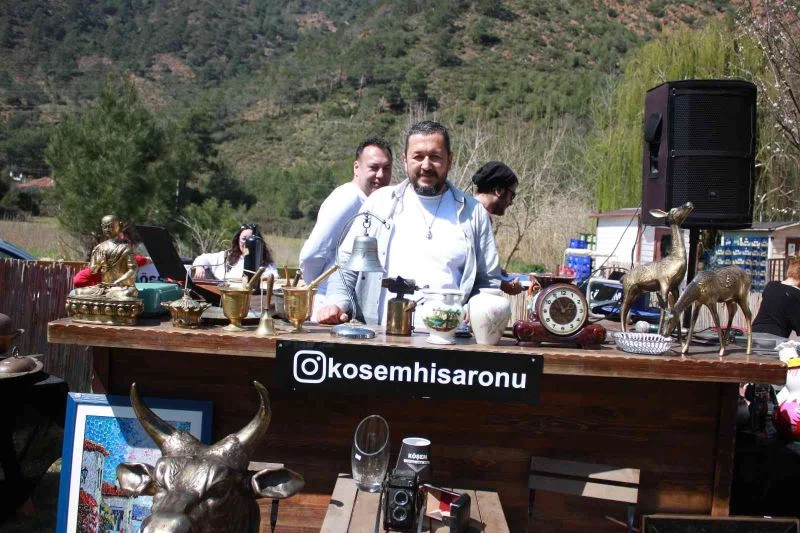 Eski eşya meraklıları Marmaris’te müzayedede buluştu
