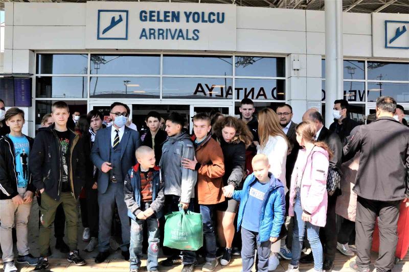 Ukrayna’da yetimhanelerdeki 159 çocuk Türkiye’ye geldi
