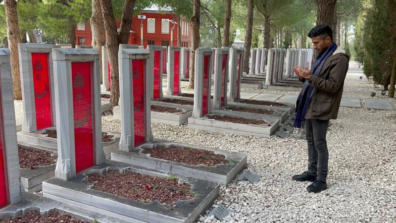 Atalarının mezarını 107 yıl sonra üniversitenin gezisi vesilesiyle ziyaret etti
