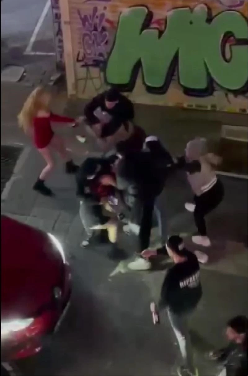 Kadıköy’de kızların saç saça baş başa kavgası kamerada
