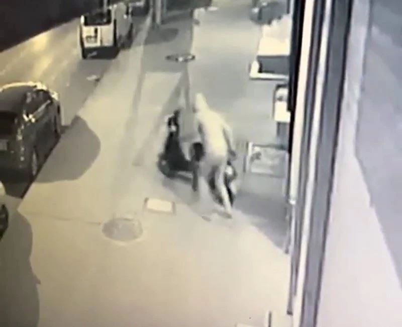 Park halindeki motosikleti çalarak kayıplar karıştı, o anlar kameraya yansıdı
