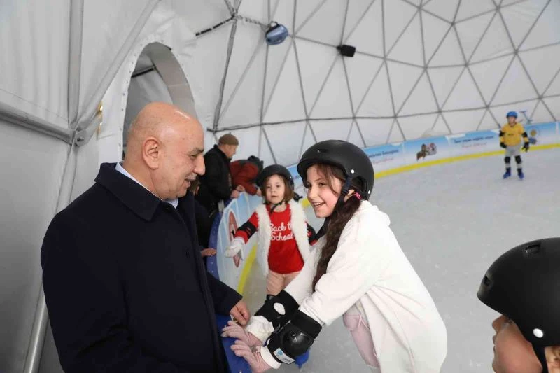 Keçiören’deki buz pateni pistine beklenenin üstünde ilgi
