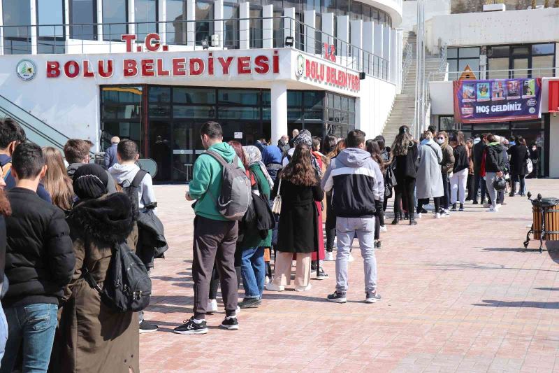 Tiyatro bileti alabilmek için metrelerce kuyruk oluşturdular
