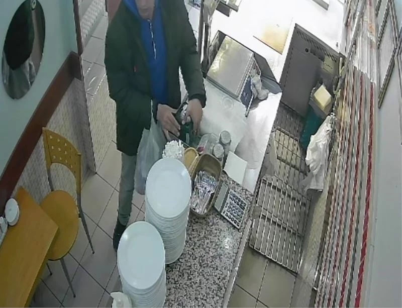 Sadaka kutusunu çaldı, montuna saklayıp kayıplara karıştı
