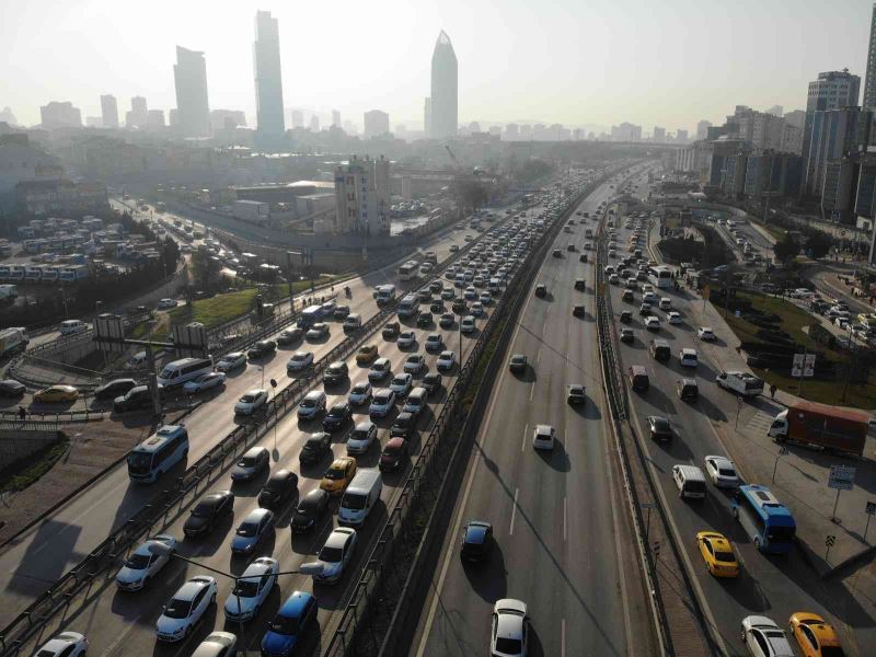 İstanbul’da haftanın ilk iş gününde trafik yüzde 60’ı buldu
