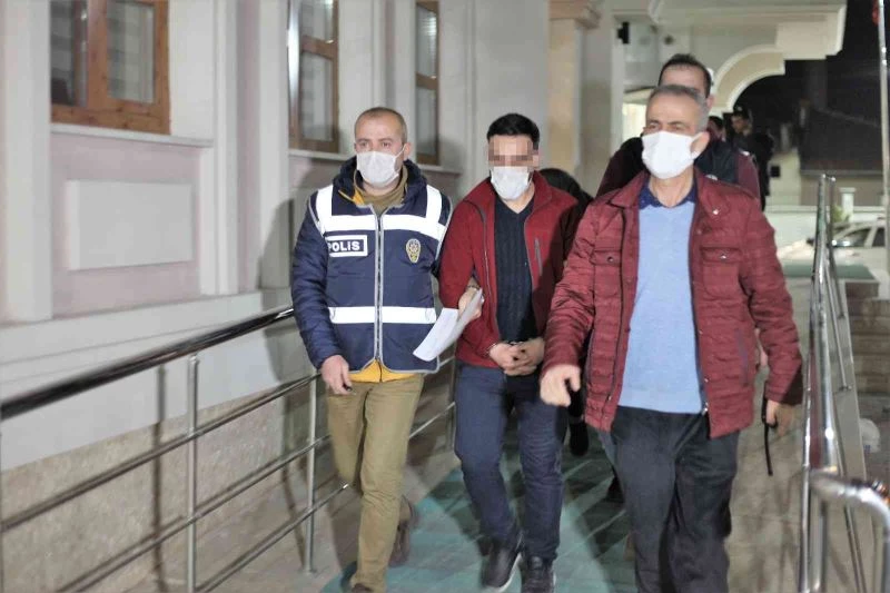 Gece duvarı delip soygun yaptı, gündüz karısı altınları kuyumcuda sattı
