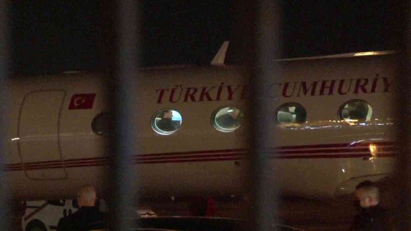 İstanbul’da gerçekleşecek Rusya-Ukrayna müzakerelerine katılacak Ukrayna heyetini taşıyan uçak Atatürk Havalimanı’na iniş yaptı.

