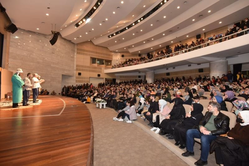 “Ziyafet Sofrası” oyunu, Konyalı tiyatro severlerle buluştu
